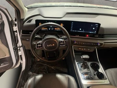 Used 2025 Kia Carnival EX image 21