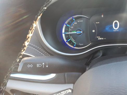 Used 2024 Chrysler Pacifica Select image 26