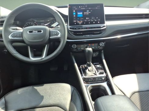 Used 2025 Jeep Compass Latitude w/ Convenience Group AWD/4WD image 7