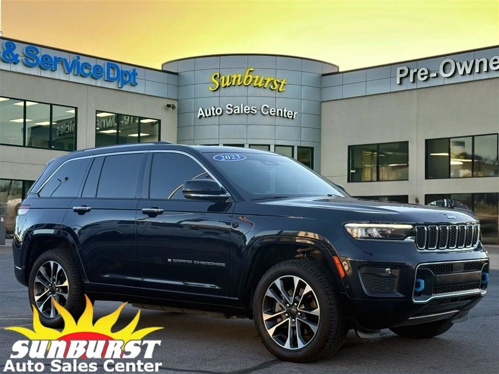 Used 2023 Jeep Grand Cherokee Overland AWD/4WD image 1