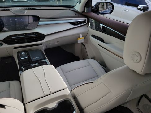 New 2026 Buick Enclave Avenir w/ Super Cruise Package FWD image 18