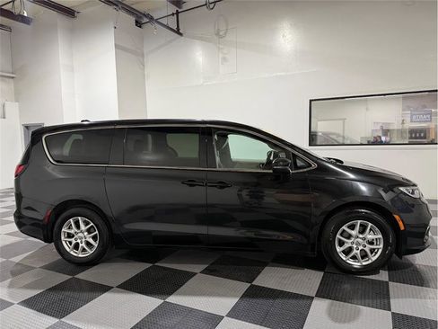 Used 2023 Chrysler Pacifica Touring-L image 3