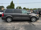 Used 2016 Chrysler Town & Country Touring-L image 2