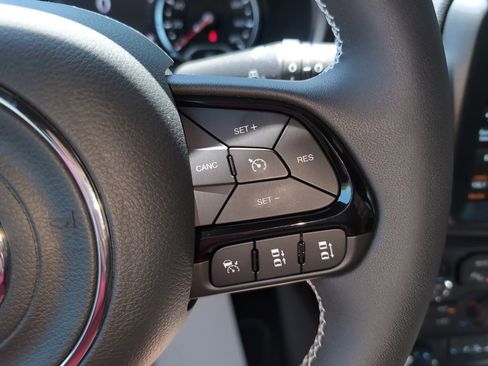 Used 2021 Jeep Renegade Latitude w/ Luxury Group II AWD/4WD image 15