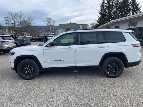 New 2025 Jeep Grand Cherokee L Altitude image 8