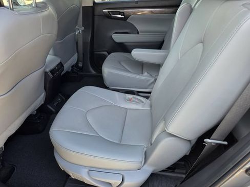 Used 2026 Toyota Highlander Limited AWD/4WD image 15