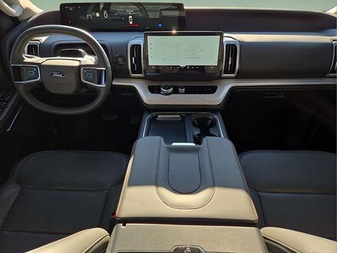 Used 2025 Ford Expedition Active image 18