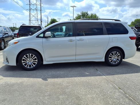 Used 2020 Toyota Sienna XLE FWD image 24