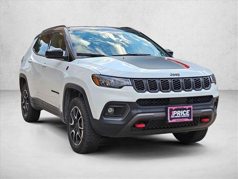 Used 2025 Jeep Compass Trailhawk AWD/4WD image 3