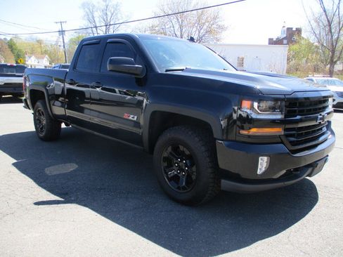 Used 2018 Chevrolet Silverado 1500 LT w/ Midnight Edition AWD/4WD image 8