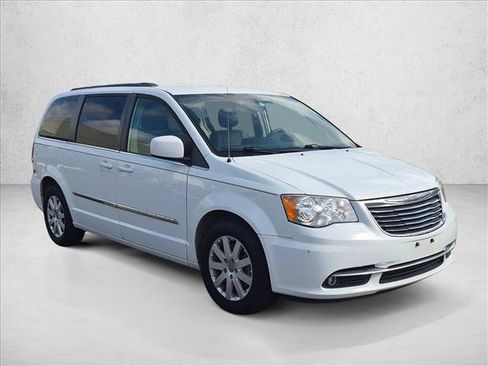 Used 2014 Chrysler Town & Country Touring FWD image 3