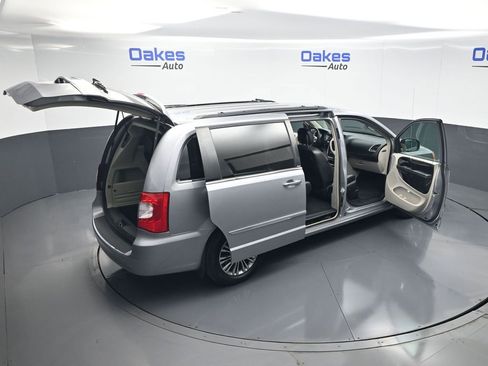 Used 2013 Chrysler Town & Country Touring-L w/ Driver Convenience Group FWD image 57