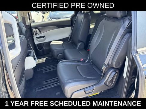 Used 2023 Kia Carnival LX FWD image 16