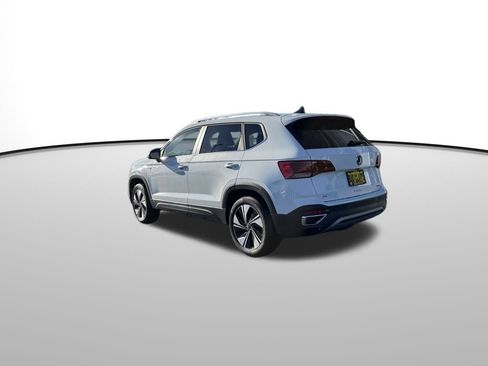 Used 2024 Volkswagen Taos SE image 3