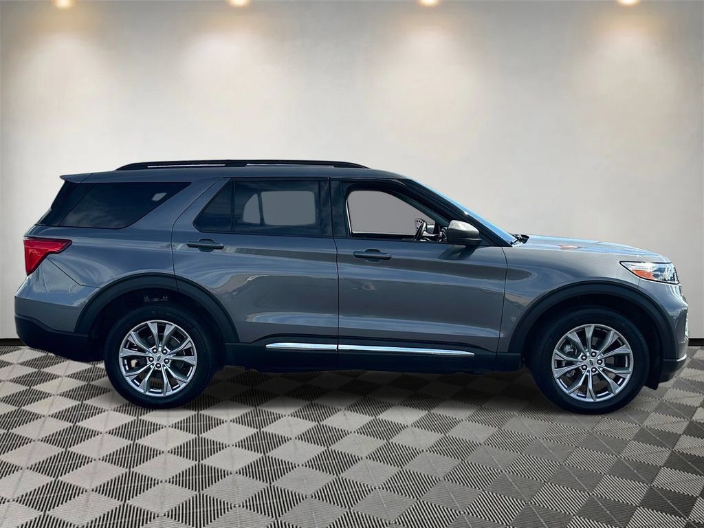 Certified 2023 Ford Explorer XLT w/ Equipment Group 202A AWD/4WD image 2
