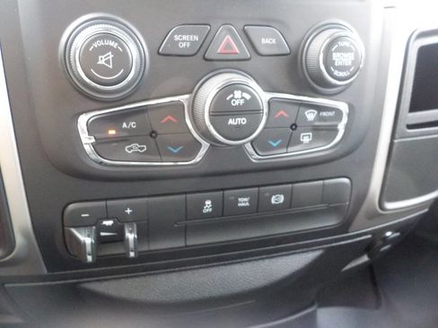 Used 2018 RAM 2500 SLT w/ Luxury Group AWD/4WD image 19