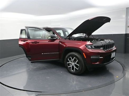 Used 2024 Jeep Grand Cherokee Limited w/ Luxury Tech Group II image 25