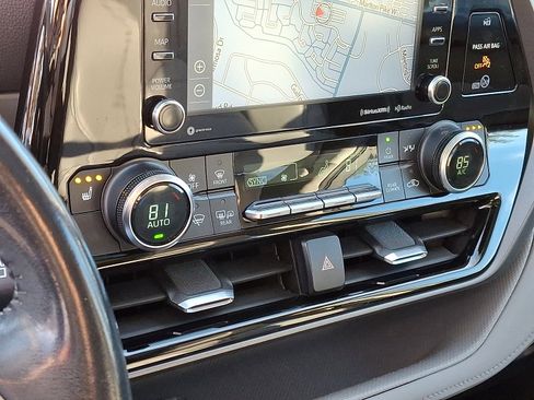 Used 2020 Toyota Highlander XLE image 23