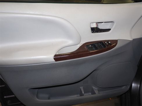 Used 2014 Toyota Sienna XLE image 7