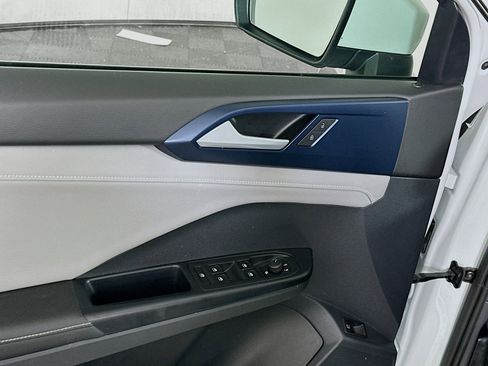 Used 2024 Volkswagen Taos SE image 15