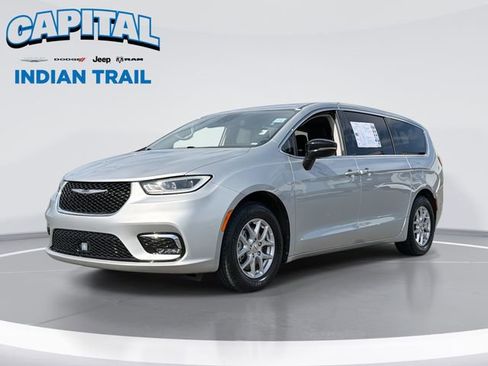 Used 2024 Chrysler Pacifica Touring-L image 1