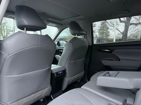 Used 2020 Toyota Highlander XLE image 17