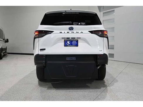 New 2025 Toyota Sienna LE image 7