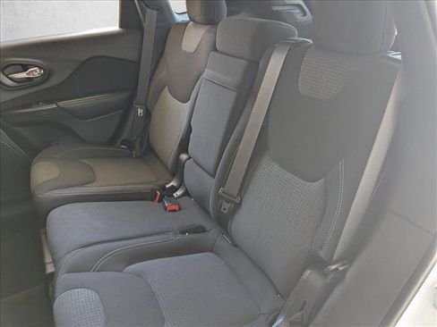 Used 2016 Jeep Cherokee Latitude FWD image 19