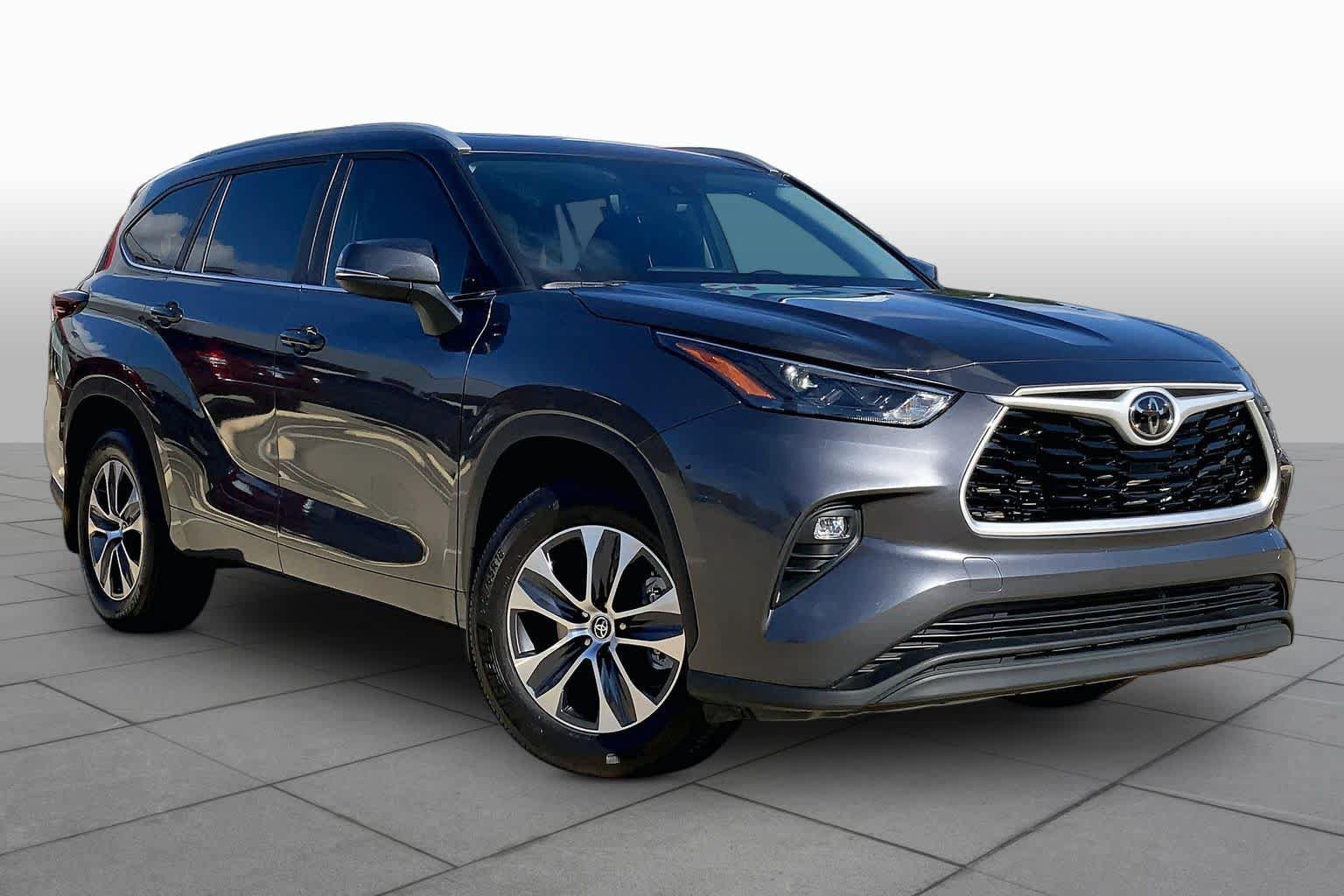 Used 2024 Toyota Highlander XLE AWD/4WD image 3