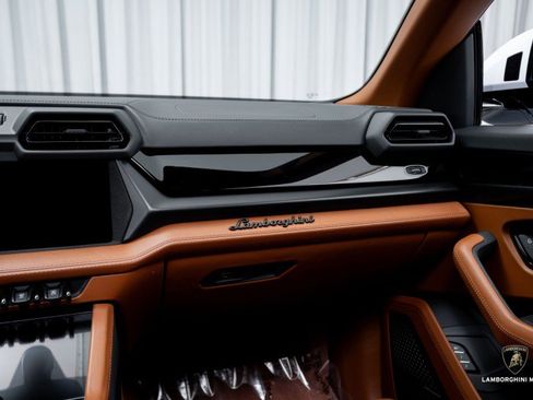 Used 2025 Lamborghini Urus SE image 36