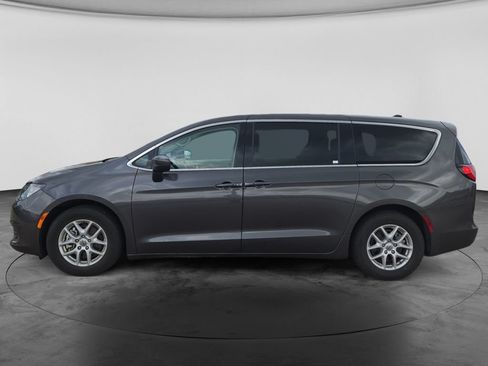 Used 2023 Chrysler Voyager LX FWD image 6