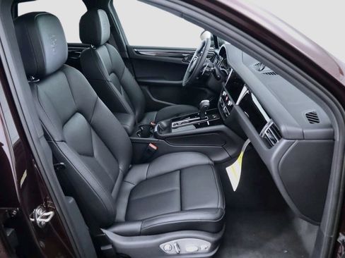 Used 2025 Porsche Macan AWD/4WD image 21