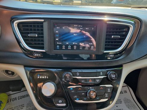 Used 2020 Chrysler Voyager Lxi FWD image 10