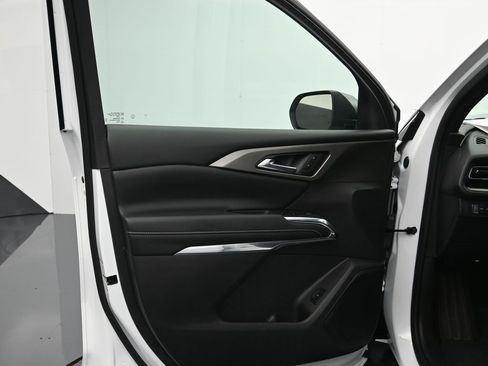 Certified 2025 Chevrolet Traverse LT image 11