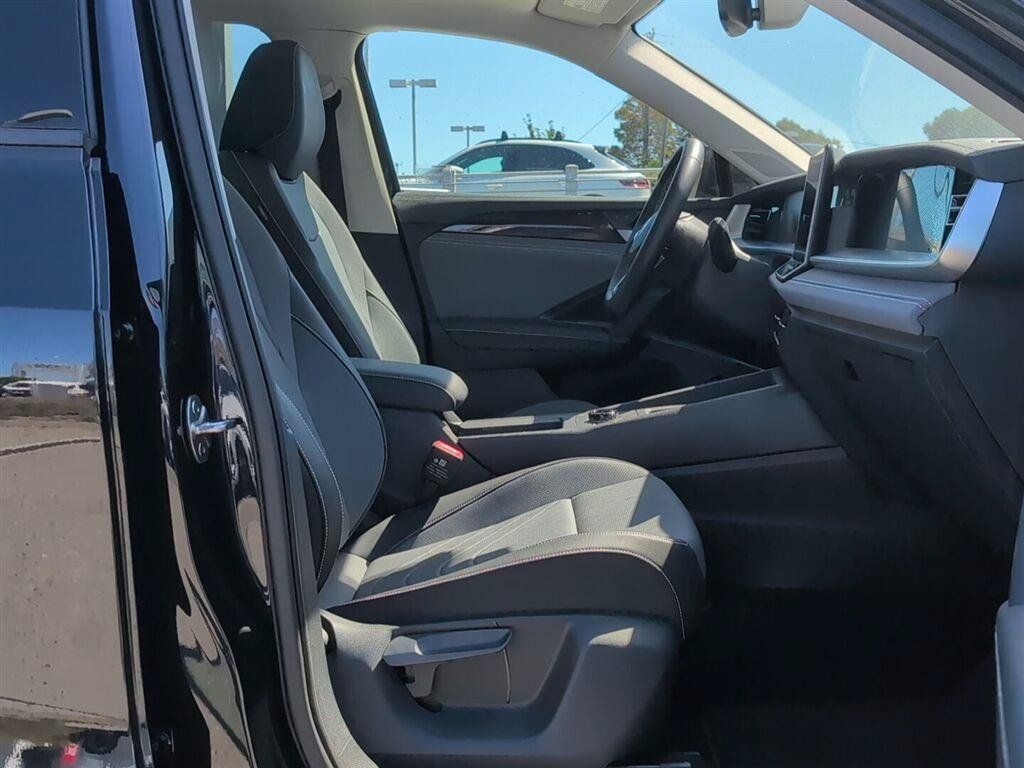Used 2025 Volkswagen Tiguan SE w/ Panoramic Sunroof Package FWD image 14