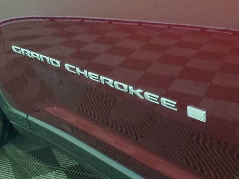 Used 2024 Jeep Grand Cherokee Laredo image 6
