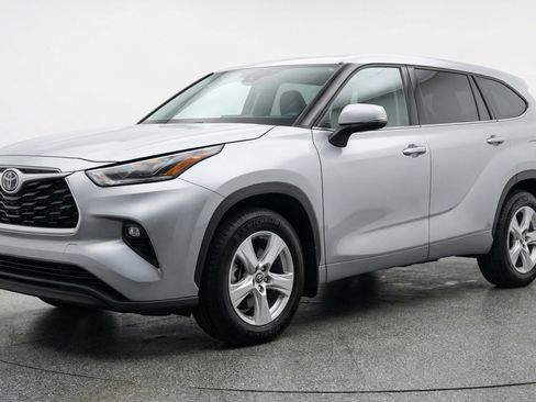 Used 2025 Toyota Highlander LE image 3