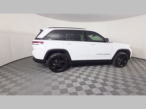 Used 2023 Jeep Grand Cherokee Altitude RWD image 37