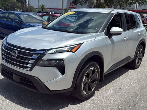 Used 2025 Nissan Rogue SV FWD image 3