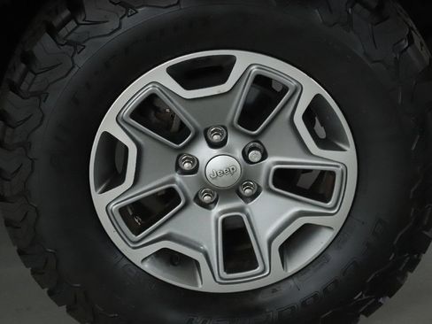Used 2017 Jeep Wrangler Rubicon w/ Connectivity Group AWD/4WD image 9