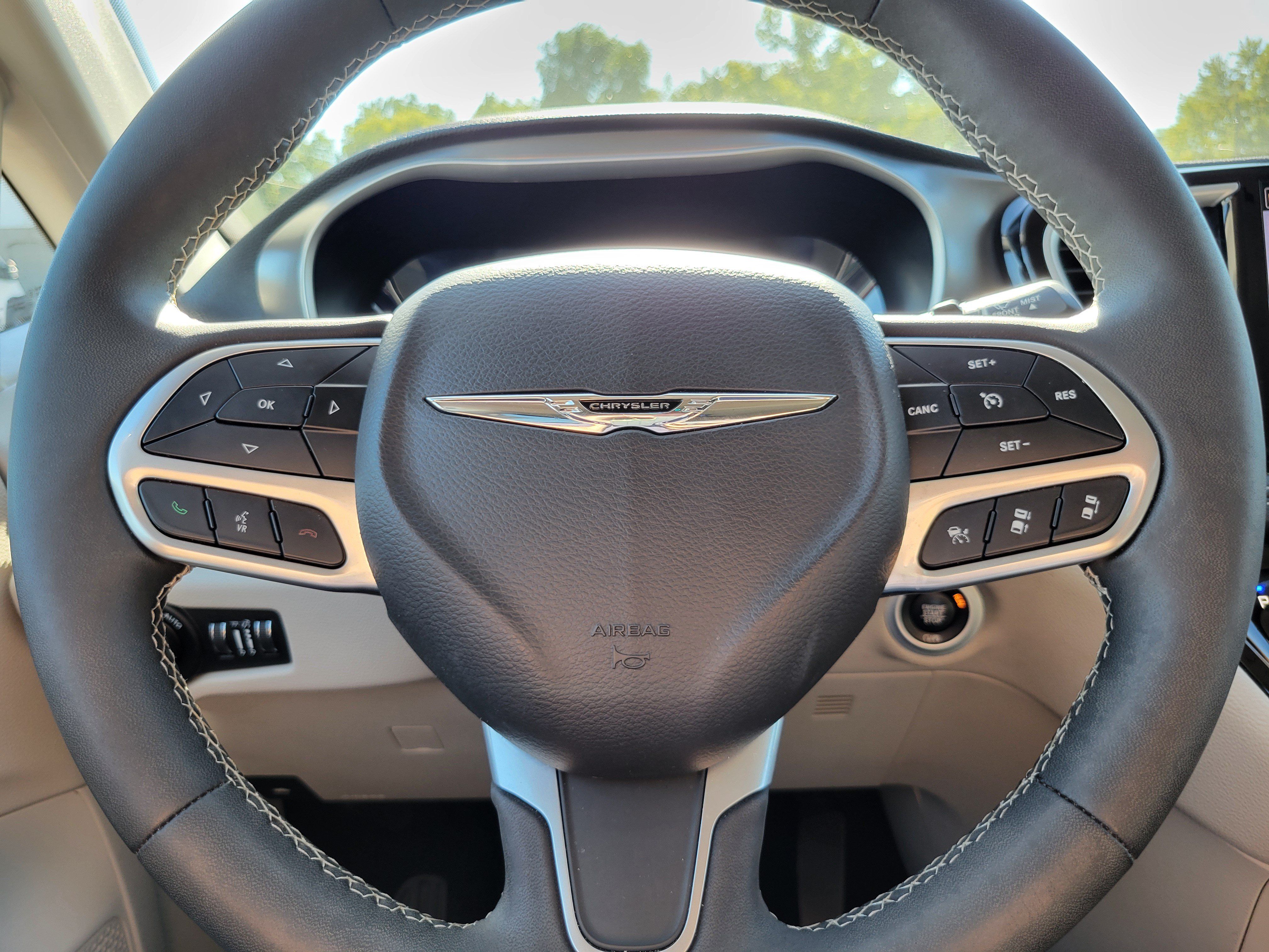 Used 2023 Chrysler Pacifica Touring-L FWD image 11