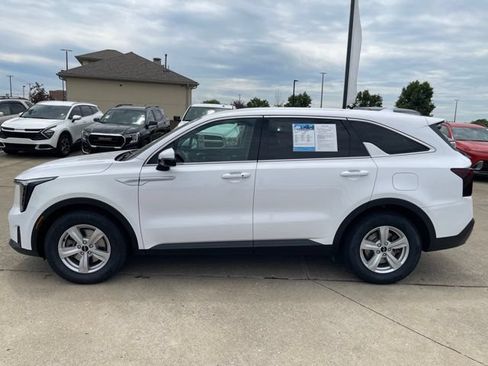Used 2024 Kia Sorento LX FWD image 9