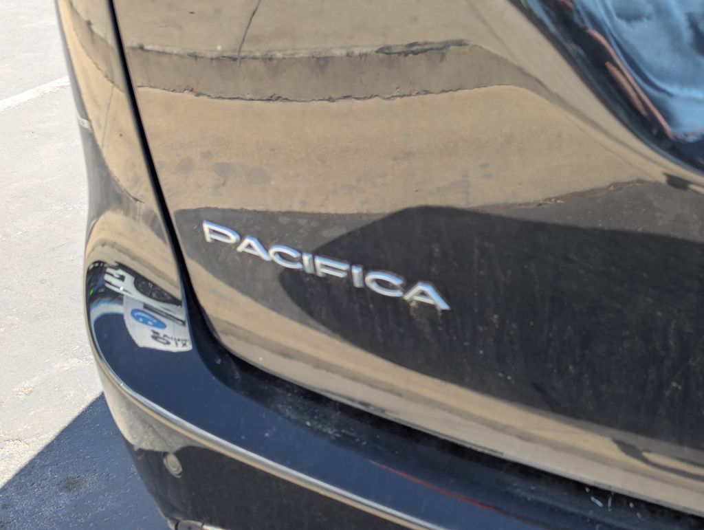 Used 2023 Chrysler Pacifica Touring-L FWD image 5