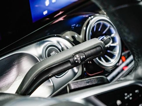 Used 2025 Mercedes-Benz GLB 250 4MATIC image 21