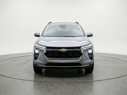 Used 2025 Chevrolet Trax LT w/ LT Convenience Package image 2