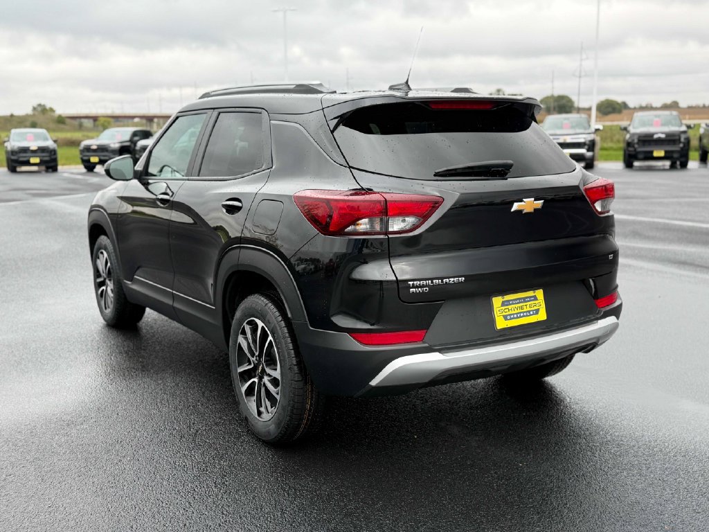 Used 2025 Chevrolet TrailBlazer LT AWD/4WD image 9