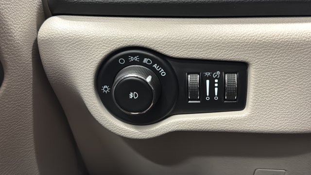 Used 2023 Chrysler Pacifica Touring-L FWD image 28