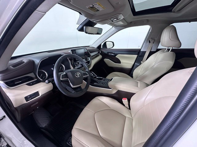 Used 2022 Toyota Highlander XLE AWD/4WD image 14