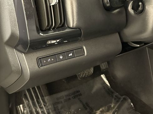 Used 2025 Nissan Pathfinder SV FWD image 13