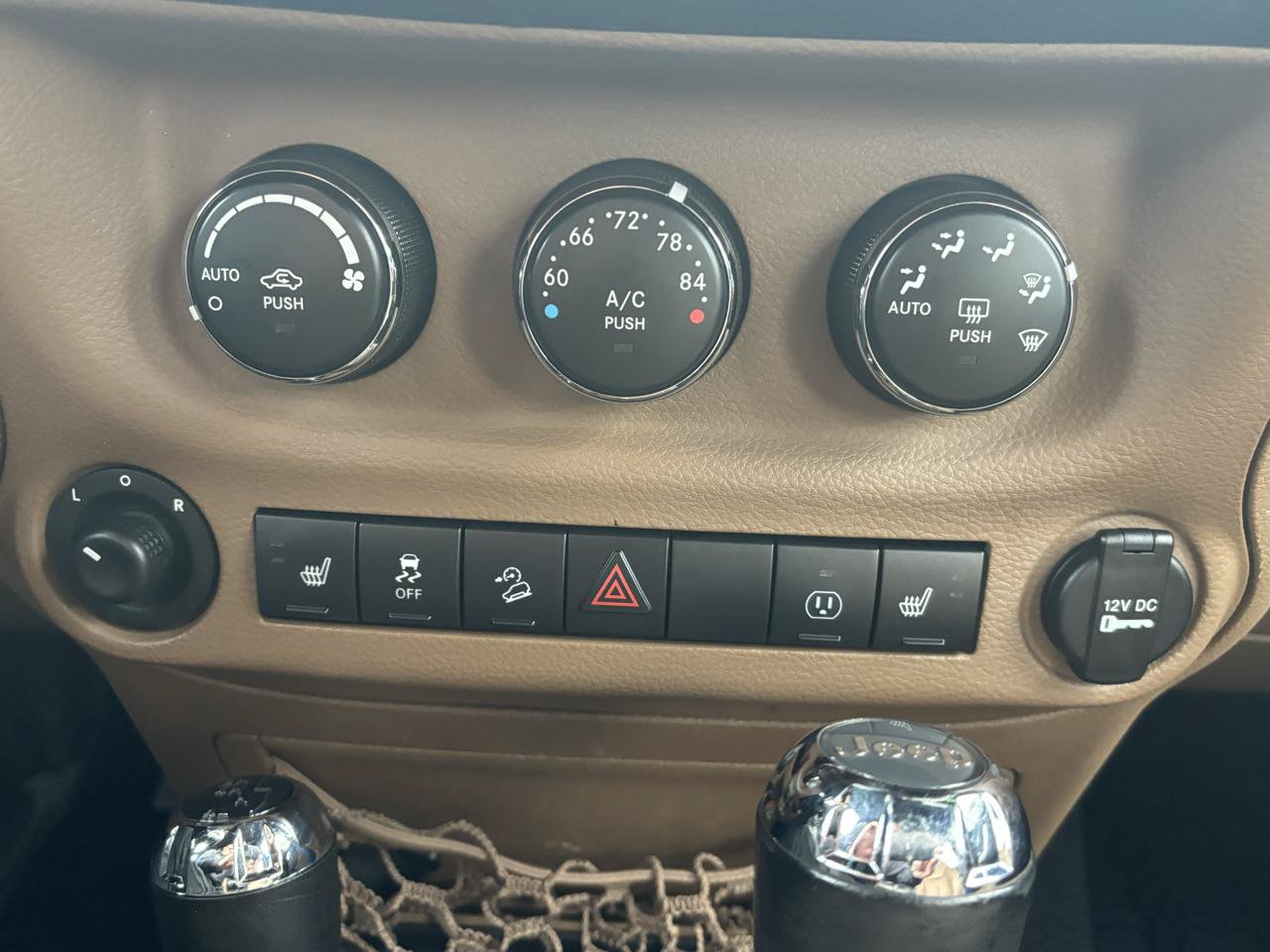 Used 2015 Jeep Wrangler Unlimited Sahara w/ Connectivity Group AWD/4WD image 14